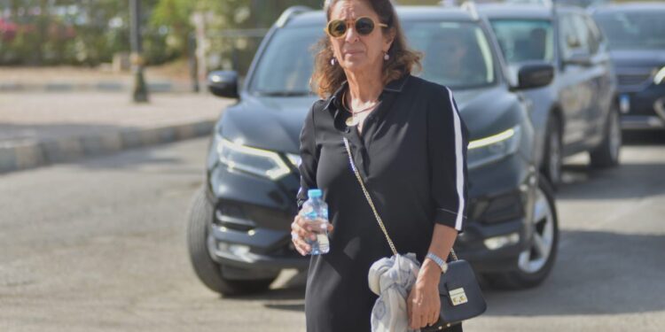 صور.. نجوم الفن يشاركون في جنازة الفنان هشام سليم