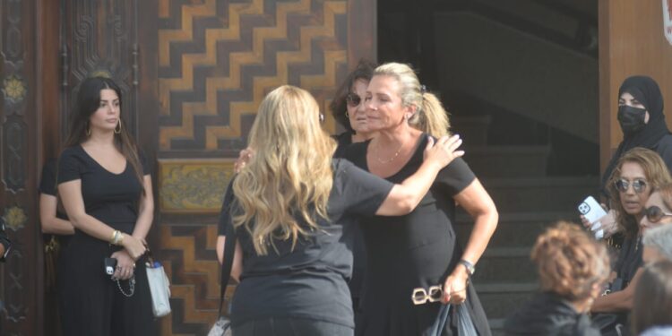 صور.. نجوم الفن يشاركون في جنازة الفنان هشام سليم