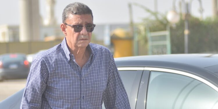 صور.. نجوم الفن يشاركون في جنازة الفنان هشام سليم