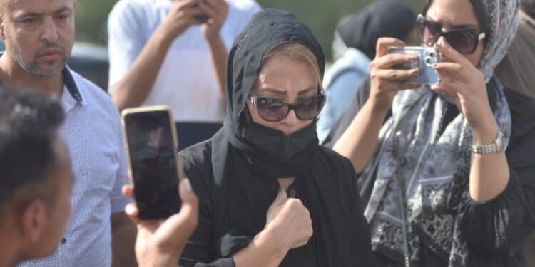 صور.. نجوم الفن يشاركون في جنازة الفنان هشام سليم