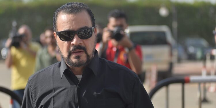 صور.. نجوم الفن يشاركون في جنازة الفنان هشام سليم