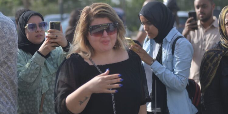 صور.. نجوم الفن يشاركون في جنازة الفنان هشام سليم