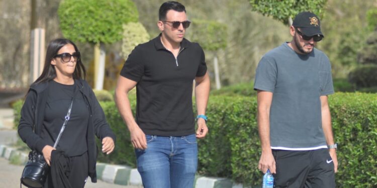 صور.. نجوم الفن يشاركون في جنازة الفنان هشام سليم