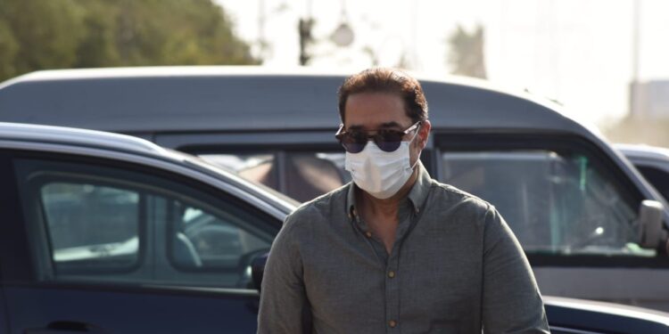 صور.. نجوم الفن يشاركون في جنازة الفنان هشام سليم