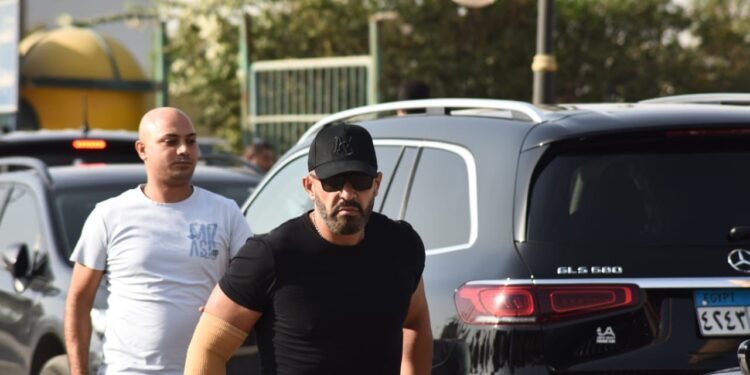 صور.. نجوم الفن يشاركون في جنازة الفنان هشام سليم