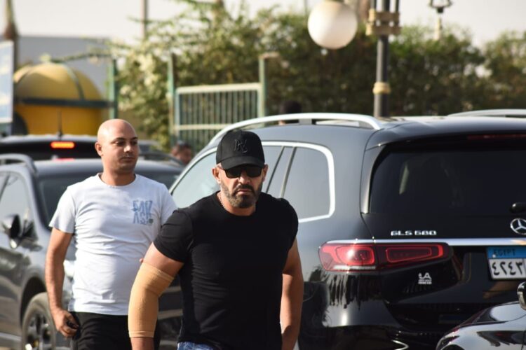 صور.. نجوم الفن يشاركون في جنازة الفنان هشام سليم