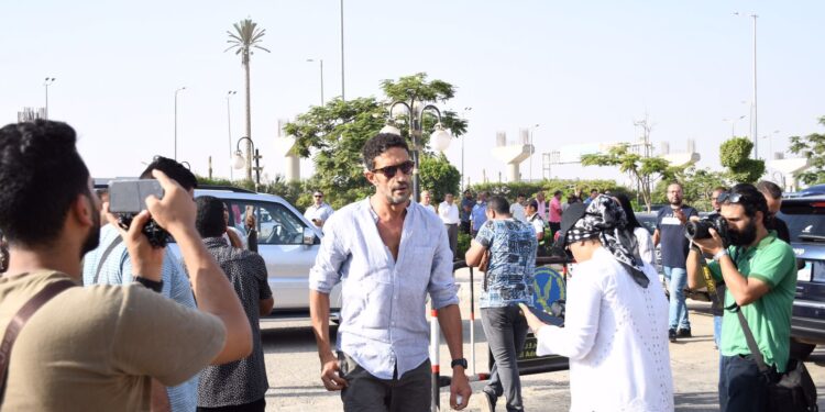 صور.. نجوم الفن يشاركون في جنازة الفنان هشام سليم