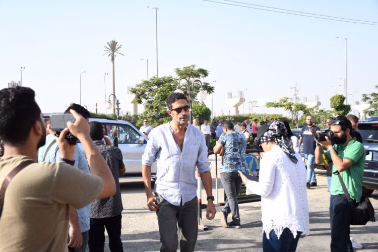 صور.. نجوم الفن يشاركون في جنازة الفنان هشام سليم