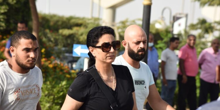 صور.. نجوم الفن يشاركون في جنازة الفنان هشام سليم