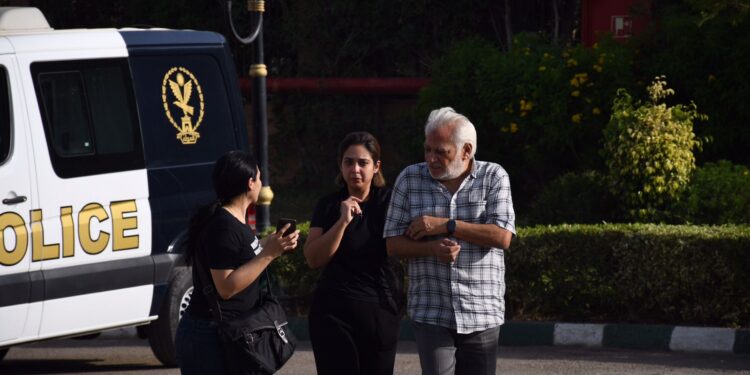 صور.. نجوم الفن يشاركون في جنازة الفنان هشام سليم