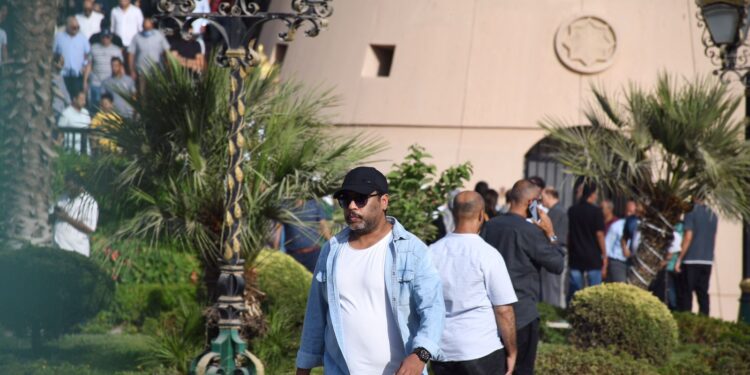 صور.. نجوم الفن يشاركون في جنازة الفنان هشام سليم