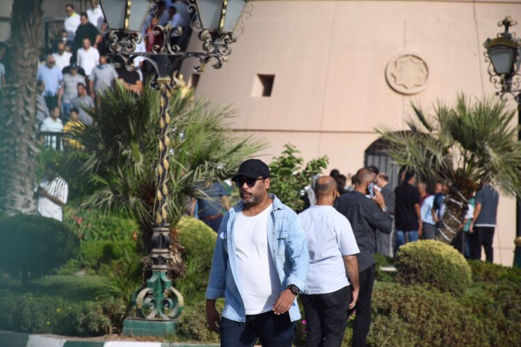 صور.. نجوم الفن يشاركون في جنازة الفنان هشام سليم