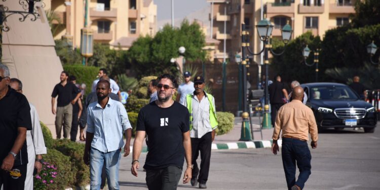 صور.. نجوم الفن يشاركون في جنازة الفنان هشام سليم