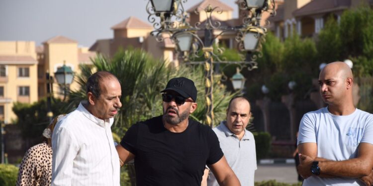 صور.. نجوم الفن يشاركون في جنازة الفنان هشام سليم