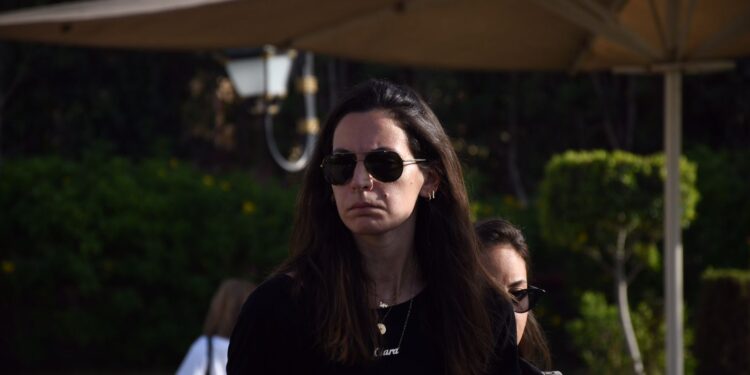 صور.. نجوم الفن يشاركون في جنازة الفنان هشام سليم