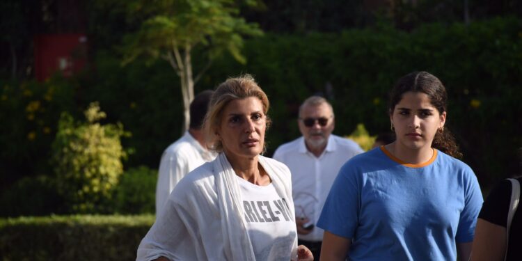 صور.. نجوم الفن يشاركون في جنازة الفنان هشام سليم