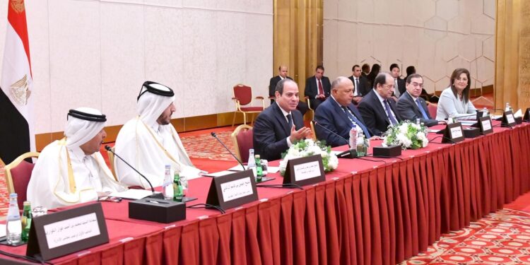 صور..الرئيس السيسي يلتقي ممثلي رابطة رجال الأعمال القطريين بالدوحة