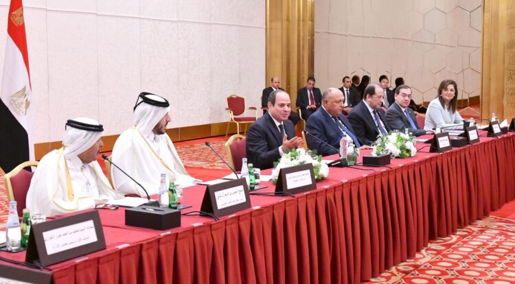 صور..الرئيس السيسي يلتقي ممثلي رابطة رجال الأعمال القطريين بالدوحة