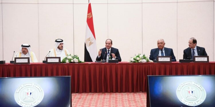 صور..الرئيس السيسي يلتقي ممثلي رابطة رجال الأعمال القطريين بالدوحة