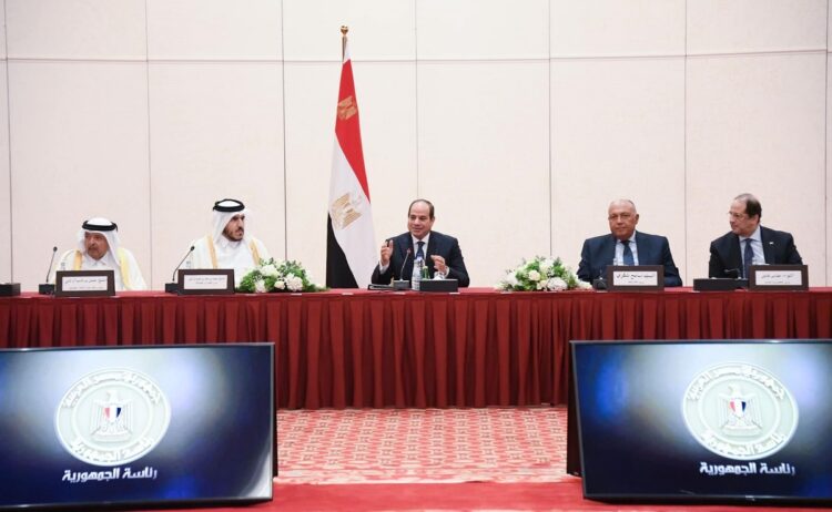 صور..الرئيس السيسي يلتقي ممثلي رابطة رجال الأعمال القطريين بالدوحة