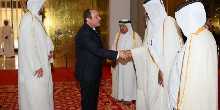 صور..الرئيس السيسي يلتقي ممثلي رابطة رجال الأعمال القطريين بالدوحة