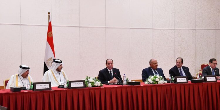 صور..الرئيس السيسي يلتقي ممثلي رابطة رجال الأعمال القطريين بالدوحة