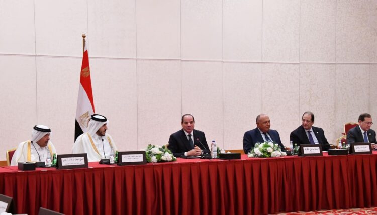 صور..الرئيس السيسي يلتقي ممثلي رابطة رجال الأعمال القطريين بالدوحة