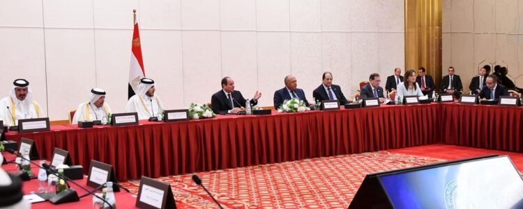صور..الرئيس السيسي يلتقي ممثلي رابطة رجال الأعمال القطريين بالدوحة