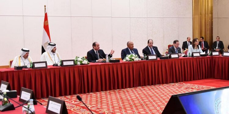 صور..الرئيس السيسي يلتقي ممثلي رابطة رجال الأعمال القطريين بالدوحة