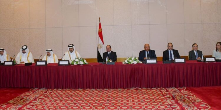 صور..الرئيس السيسي يلتقي ممثلي رابطة رجال الأعمال القطريين بالدوحة