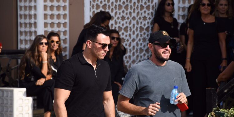 صور.. نجوم الفن يشاركون في جنازة الفنان هشام سليم