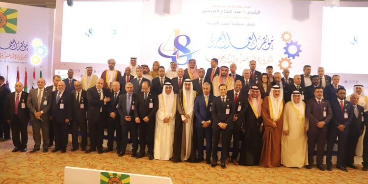 السيسي: نتطلع إلى قرارات وتوصيات تدعم الاقتصاد الرقمي وقضايا التشغيل لدفع عجلة التنمية