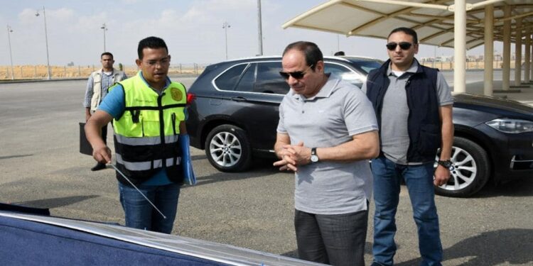 على مساحة ٥٧ فداناً  صور.. الرئيس يتفقد الموقف التنفيذي والإنشائي لمدينة السيارات المتكاملة