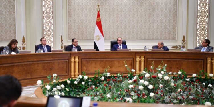 الرئيس السيسي يلتقي رجال الأعمال القطريين على هامش المعرض الدولي الأول للصناعة