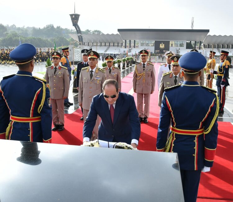 صور.. الرئيس السيسي يضع أكاليل الزهور على قبر الجندي المجهول بمناسبة نصر أكتوبر