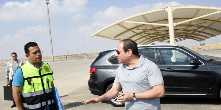 على مساحة ٥٧ فداناً  صور.. الرئيس يتفقد الموقف التنفيذي والإنشائي لمدينة السيارات المتكاملة