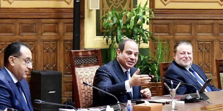 الرئيس السيسي يجري حوارا مفتوحا مع مجموعة رجال الأعمال والمستثمرين المصريين