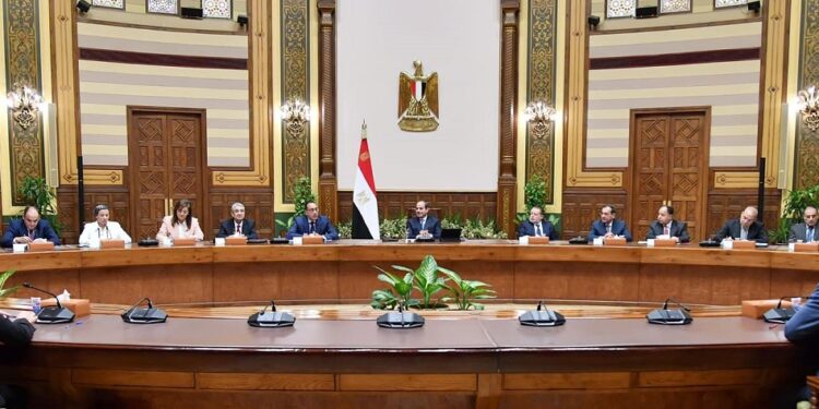 الرئيس السيسي يجري حوارا مفتوحا مع مجموعة رجال الأعمال والمستثمرين المصريين