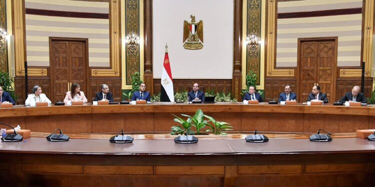 الرئيس السيسي يجري حوارا مفتوحا مع مجموعة رجال الأعمال والمستثمرين المصريين