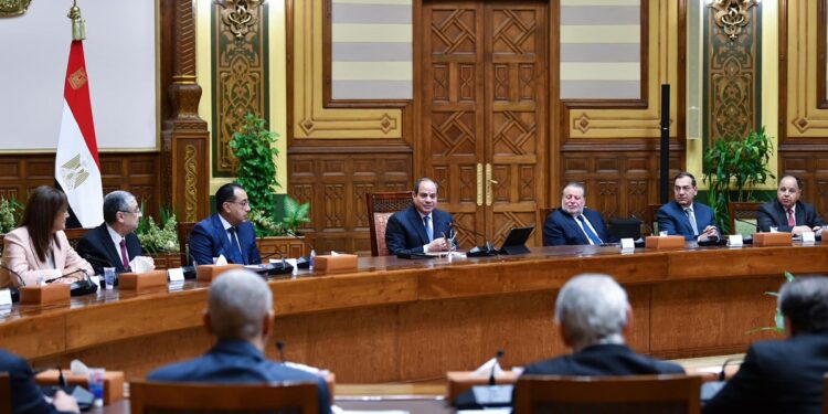 الرئيس السيسي يجري حوارا مفتوحا مع مجموعة رجال الأعمال والمستثمرين المصريين