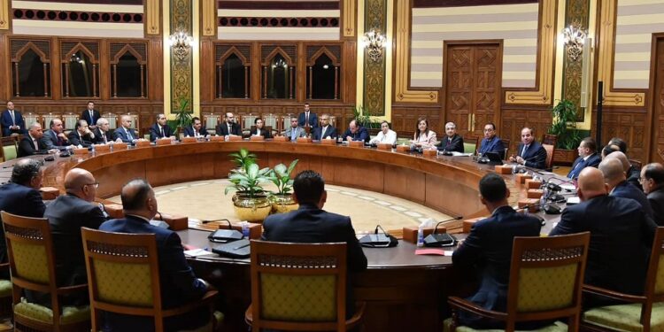 الرئيس السيسي يجري حوارا مفتوحا مع مجموعة رجال الأعمال والمستثمرين المصريين