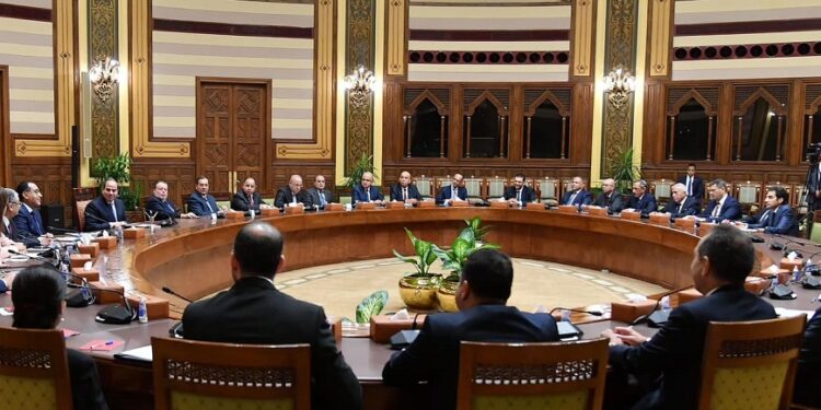 الرئيس السيسي يجري حوارا مفتوحا مع مجموعة رجال الأعمال والمستثمرين المصريين