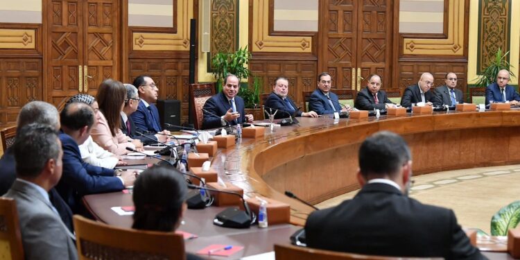 الرئيس السيسي يجري حوارا مفتوحا مع مجموعة رجال الأعمال والمستثمرين المصريين