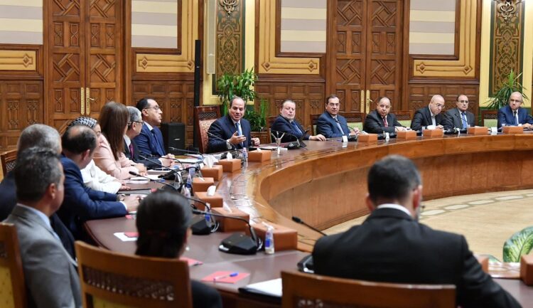 الرئيس السيسي يجري حوارا مفتوحا مع مجموعة رجال الأعمال والمستثمرين المصريين