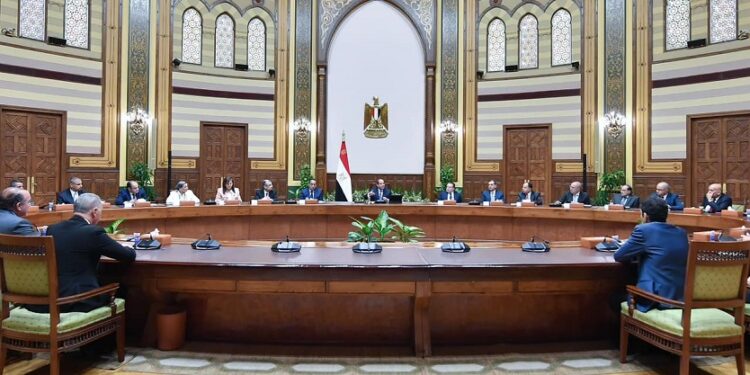 الرئيس السيسي يجري حوارا مفتوحا مع مجموعة رجال الأعمال والمستثمرين المصريين