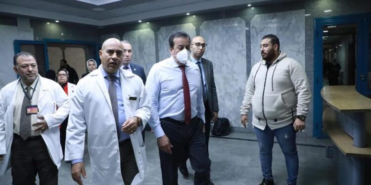 ضمن جولاته الميدانية المفاجئة  وزير الصحة يتفقد 3 مستشفيات ومكتب صحة المنيل بمحافظة القاهرة
