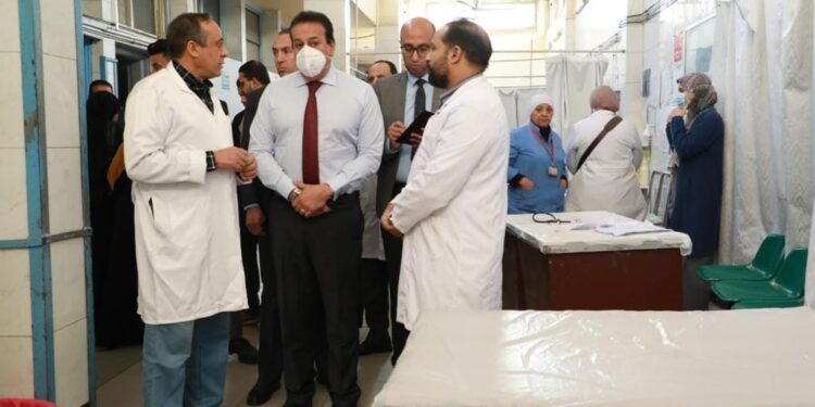 ضمن جولاته الميدانية المفاجئة  وزير الصحة يتفقد 3 مستشفيات ومكتب صحة المنيل بمحافظة القاهرة