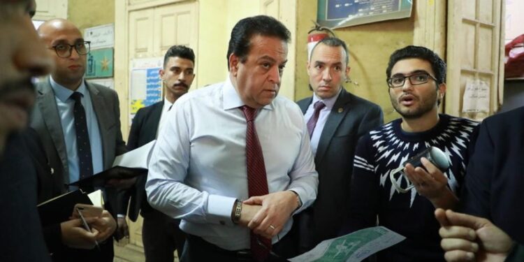 ضمن جولاته الميدانية المفاجئة  وزير الصحة يتفقد 3 مستشفيات ومكتب صحة المنيل بمحافظة القاهرة