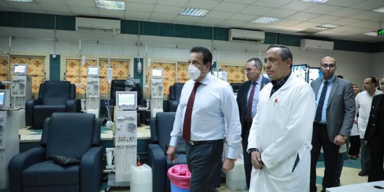 ضمن جولاته الميدانية المفاجئة  وزير الصحة يتفقد 3 مستشفيات ومكتب صحة المنيل بمحافظة القاهرة