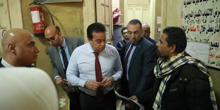 ضمن جولاته الميدانية المفاجئة  وزير الصحة يتفقد 3 مستشفيات ومكتب صحة المنيل بمحافظة القاهرة